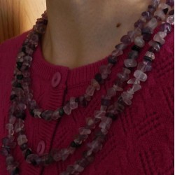  Дөрвөлжин маягийн  талстуудаас бүрдсэн  нил ягаан болор чулуун зүүлт.