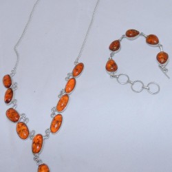 Зууван болон дусал хэлбэр, шаргал өнгөтэй хув чулуун шигтгээтэй бугуйвч, зүүлтний хослол. 