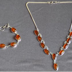 Зууван болон дусал хэлбэр, шаргал өнгөтэй хув чулуун шигтгээтэй бугуйвч, зүүлтний хослол. 