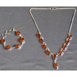 Зууван болон дусал хэлбэр, шаргал өнгөтэй хув чулуун шигтгээтэй бугуйвч, зүүлтний хослол. 