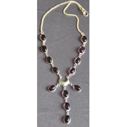 Зууван хэлбэрээр засагдсан, ягаан болор чулуун шигтгээтэй зүүлт.