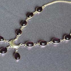 Зууван хэлбэрээр засагдсан, ягаан болор чулуун шигтгээтэй зүүлт.