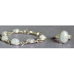 Тал зууван хэлбэрээр зассан,  опал чулуун шигтгээтэй бугуйвч, бөгжний хослол.