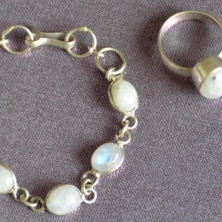 Тал зууван хэлбэрээр зассан,  опал чулуун шигтгээтэй бугуйвч, бөгжний хослол.