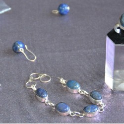 Зууван тал дугуй, бөмбөлөг хэлбэрээр засагдсан хар хөх өнгөтэй номин шигтгээтэй бугуйвч, ээмэг, бөгжний хослол. 