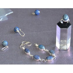 Зууван тал дугуй, бөмбөлөг хэлбэрээр засагдсан хар хөх өнгөтэй номин шигтгээтэй бугуйвч, ээмэг, бөгжний хослол. 