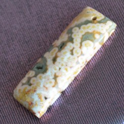 Гоёмсог сайхан хээтэй шаргал өнгийн мана чулуун зүүлт