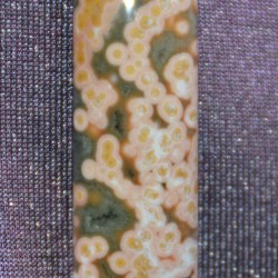 Гоёмсог сайхан хээтэй шаргал өнгийн мана чулуун зүүлт