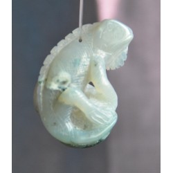 Цэхэр, хөхөлвөр өнгийн мана чулуугаар гүрвэлийн дүрсийг сийлж хийсэн зүүлт, кулон, гоёл чимэглэл. 