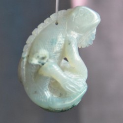 Цэхэр, хөхөлвөр өнгийн мана чулуугаар гүрвэлийн дүрсийг сийлж хийсэн зүүлт, кулон, гоёл чимэглэл. 