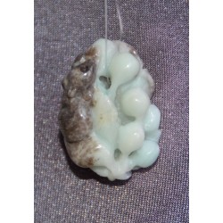 Цайвар ногоон, хар хүрэн өнгө алгалсан амазонит чулуугаар хос навчны хамт боргоцой ба хэрэмийг сийлбэрлэн урласан зүүлт /кулон, гоёл чимэглэл/.