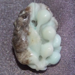 Цайвар ногоон, хар хүрэн өнгө алгалсан амазонит чулуугаар хос навчны хамт боргоцой ба хэрэмийг сийлбэрлэн урласан зүүлт /кулон, гоёл чимэглэл/.