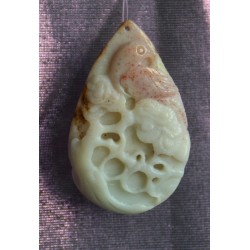 Цайвар ногоон, бүдэг ягаан өнгө хосолсон амазонит чулуугаар модны салаасан мөчрийн цэцэгсий олж суусан шувууны дүрсийг сийлж хийсэн зүүлт, чимэг, кулон.