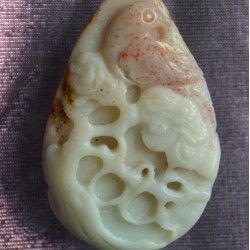 Цайвар ногоон, бүдэг ягаан өнгө хосолсон амазонит чулуугаар модны салаасан мөчрийн цэцэгсий олж суусан шувууны дүрсийг сийлж хийсэн зүүлт, чимэг, кулон.