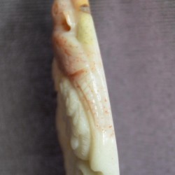 Цайвар ногоон, бүдэг ягаан өнгө хосолсон амазонит чулуугаар модны салаасан мөчрийн цэцэгсий олж суусан шувууны дүрсийг сийлж хийсэн зүүлт, чимэг, кулон.