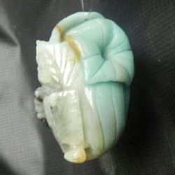 Цайвар ногоон, хар хүрэн өнгө алгалсан амазонит чулуугаар Хос цэцэг, дэлбээлсэн навчсын хамт сийлбэрлэн урласан зүүлт /кулон, гоёл чимэглэл/. Цайвар ногоон, хар хүрэн өнгө алгалсан амазонит чулуугаар Хос цэцэг, дэлбээлсэн навчсын хамт сийлбэрлэн урласан зүүлт /кулон, гоёл чимэглэл/.