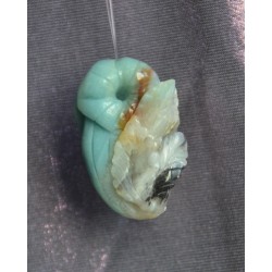 Цайвар ногоон, хар хүрэн өнгө алгалсан амазонит чулуугаар Хос цэцэг, дэлбээлсэн навчсын хамт сийлбэрлэн урласан зүүлт /кулон, гоёл чимэглэл/.