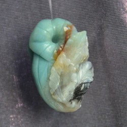 Цайвар ногоон, хар хүрэн өнгө алгалсан амазонит чулуугаар Хос цэцэг, дэлбээлсэн навчсын хамт сийлбэрлэн урласан зүүлт /кулон, гоёл чимэглэл/.