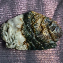 Ногоон, цагаан, бор шаргал  өнгө алагласан мана чулуугаар /загас далай тэнгистээ/ сийлж бүтээсэн сувнер /гоёл чимэглэл, /