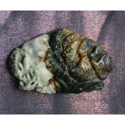 Ногоон, цагаан, бор шаргал  өнгө алагласан мана чулуугаар /загас далай тэнгистээ/ сийлж бүтээсэн сувнер /гоёл чимэглэл, /