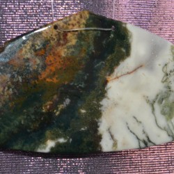 Ногоон, цагаан, бор шаргал  өнгө алагласан мана чулуугаар /загас далай тэнгистээ/ сийлж бүтээсэн сувнер /гоёл чимэглэл, /