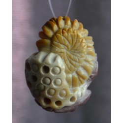 Шар, цагаан, ягаан өнгө алагласан хас чулуугаар сийлж урласан наранцэцэг ба навчс зүүлт /кулон, гоёл чимэглэг/.