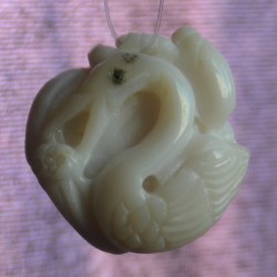 Цагаан өнгийн мана чулуугаар галууг дүрслэн сийлсэн зүүлт /кулон, гоёл чимэглэл/. 