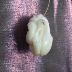 Цагаан өнгийн мана чулуугаар галууг дүрслэн сийлсэн зүүлт /кулон, гоёл чимэглэл/. 