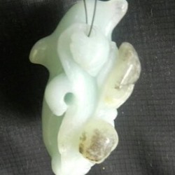 Цайвар ногоон амазонит чулуугаар сийлбэрлэн урласан дельфин зүүлт /кулон, гоёл чимэглэл, сувинер/. Цайвар ногоон амазонит чулуугаар сийлбэрлэн урласан дельфин зүүлт /кулон, гоёл чимэглэл, сувинер/.