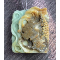 Цайвар ногоон, шаравтар, шар хүрэн, өнгө алагласан хас чулуугаар сийлж урласан хос загас кулон /зүүлт гоёл чимэглэл, сувинер/.