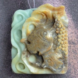 Цайвар ногоон, шаравтар, шар хүрэн, өнгө алагласан хас чулуугаар сийлж урласан хос загас кулон /зүүлт гоёл чимэглэл, сувинер/.