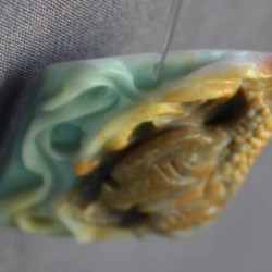 Цайвар ногоон, шаравтар, шар хүрэн, өнгө алагласан хас чулуугаар сийлж урласан хос загас кулон /зүүлт гоёл чимэглэл, сувинер/.