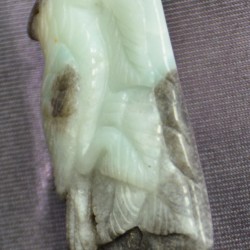 Цайвар ногоон, хар саарал өнгө алагласан амазонит чулуугаар сийлж урласан жаргалтай тоть кулон /зүүлт, машины болон түлхүүрийн гоёл чимэглэл, сувинер/.