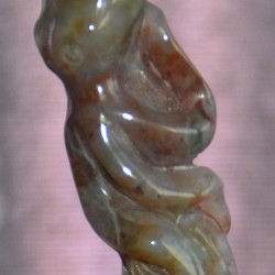  Хүрэн, саарал, ногоон туяа холилдсон мана чулуугаар наймаалжийг дүрслэн сийлсэн наймаалжин дүрст  кулон /зүүлт, гоёл чимэг/ 