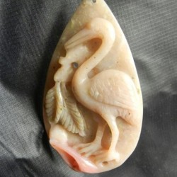 Ягаан шаргал өнгөтэй мана чулуугаар сийлж урласан тогоруу шувуу сийлбэртэй кулон /зүүлт, энгэрийн чимэг,машины болон түлхүүрийн гоёл /.