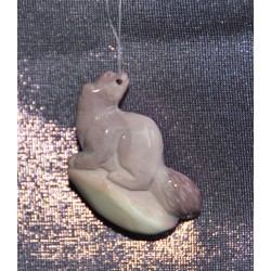 Цайвар ягаан, цагаан өнгө холилдсон  мана чуруугаар сийлж урласан үнэгний дүрст кулон /машин болон түлхүүрийн оосор бусад чимэглэл/