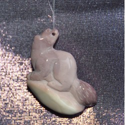 Цайвар ягаан, цагаан өнгө холилдсон  мана чуруугаар сийлж урласан үнэгний дүрст кулон /машин болон түлхүүрийн оосор бусад чимэглэл/