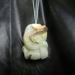 Цайвар ногоон, бор шаргал, хар саарал өнгө хосолсон мана чулуугаар сийлж урласан галуу шувуу сийлбэртэй кулон / энгэрийн чимэг,машины болон түлхүүрийн гоёл, сувинер /. Цайвар ногоон, бор шаргал, хар саарал өнгө хосолсон мана чулуугаар сийлж урласан галуу шувуу сийлбэртэй кулон / энгэрийн чимэг,машины болон түлхүүрийн гоёл, сувинер /.