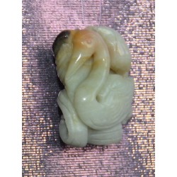 Цайвар ногоон, бор шаргал, хар саарал өнгө хосолсон мана чулуугаар сийлж урласан галуу шувуу сийлбэртэй кулон / энгэрийн чимэг,машины болон түлхүүрийн гоёл, сувинер /.