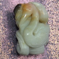 Цайвар ногоон, бор шаргал, хар саарал өнгө хосолсон мана чулуугаар сийлж урласан галуу шувуу сийлбэртэй кулон / энгэрийн чимэг,машины болон түлхүүрийн гоёл, сувинер /.