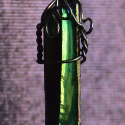 Өнгө алаглаж солонгорсон болор зүүлт/кулон/.