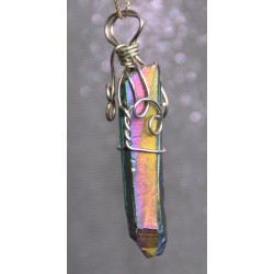 Өнгө алаглаж солонгорсон болор зүүлт/кулон/.