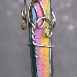 Өнгө алаглаж солонгорсон болор зүүлт/кулон/.