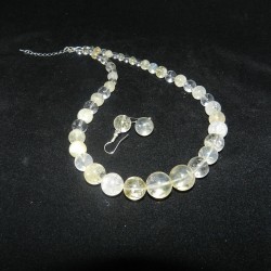 Бөмбөмлөг хэлбэртэй нимбэгэн шар болон усан болор чулуунуудаас бүрдэж хийгдсэн зүүлт, ээмэгний хослол