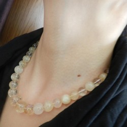 Бөмбөмлөг хэлбэртэй нимбэгэн шар болон усан болор чулуунуудаас бүрдэж хийгдсэн зүүлт, ээмэгний хослол