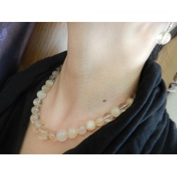 Бөмбөмлөг хэлбэртэй нимбэгэн шар болон усан болор чулуунуудаас бүрдэж хийгдсэн зүүлт, ээмэгний хослол