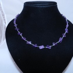 Хавтгай дөрвөлжин хэлбэрээр засагдсан нил ягаан болор чулуун зүүлт.