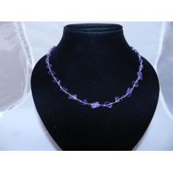 Хавтгай дөрвөлжин хэлбэрээр засагдсан нил ягаан болор чулуун зүүлт.