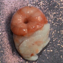 Бүдэг улаан ягаан, цайвар тунгалаг өнгийн мана чулуугаар хос цэцэг, дэлбээлсэн навчсын хамт сийлбэрлэн урласан зүүлт /кулон, гоёл чимэглэл/.