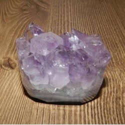 Байгалынхаараа засагдаагүй ягаан болор чулуун сувинер 